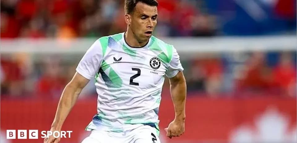 Jugador de fútbol en acción durante un partido