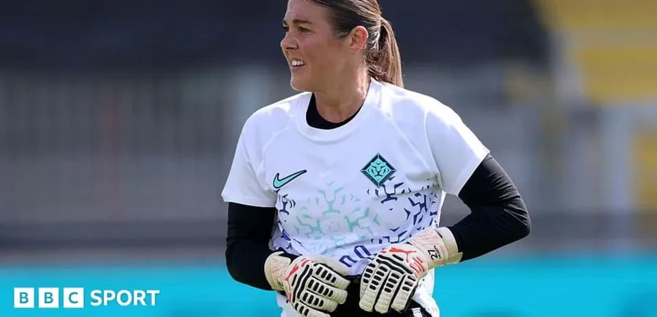 Portera entrenando con guantes en el campo