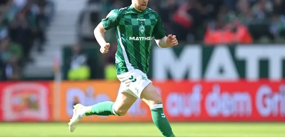 Jugador de Werder Bremen corriendo con el balón