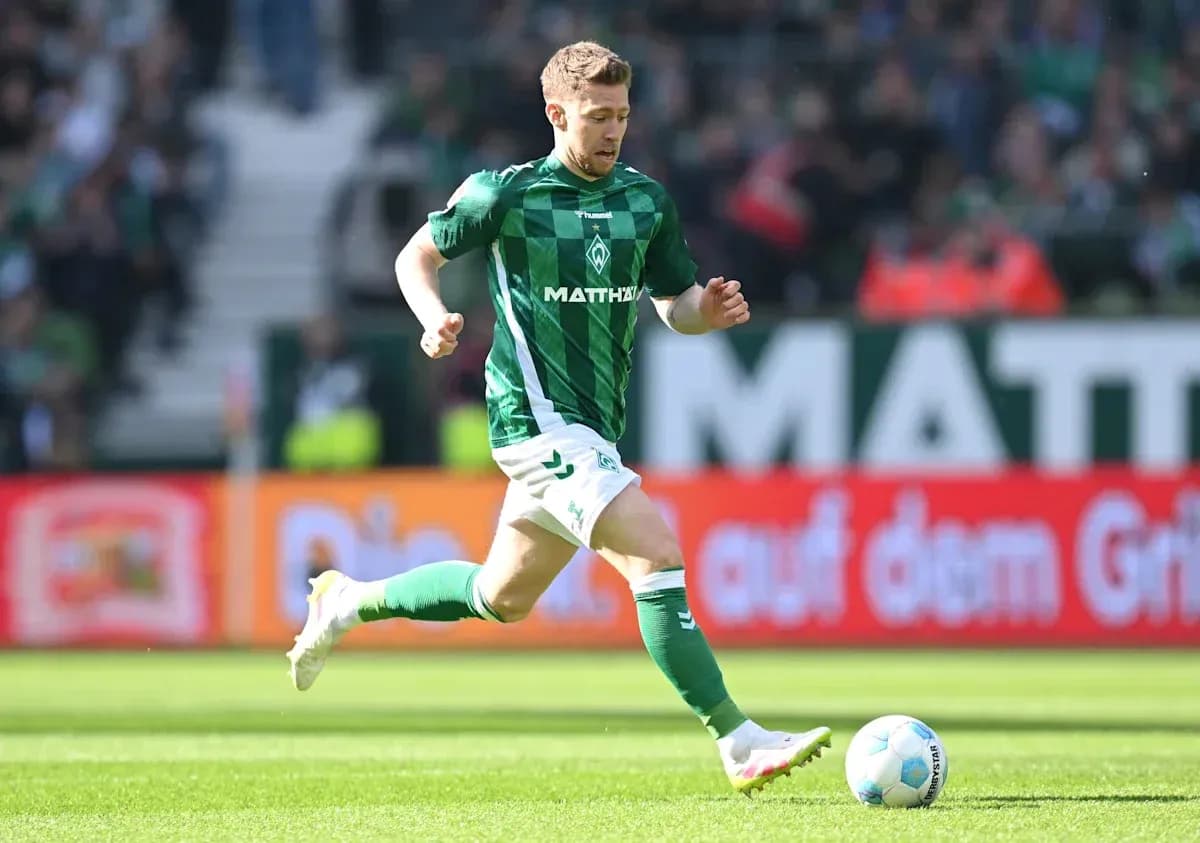 Jugador de Werder Bremen corriendo con el balón