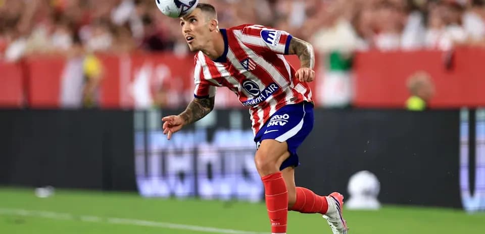 Jugador de Atlético de Madrid cabeceando el balón