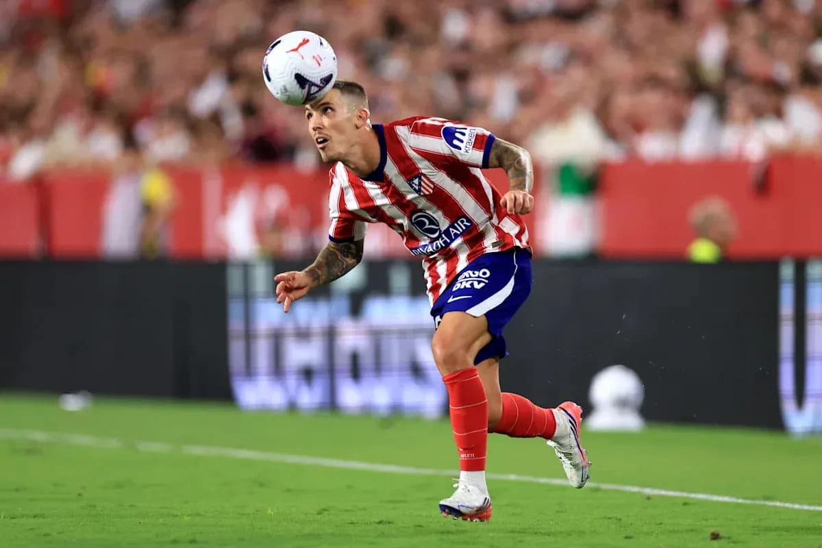 Jugador de Atlético de Madrid cabeceando el balón
