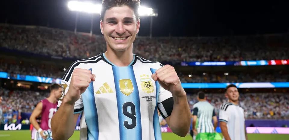 Jugador argentino sonriendo y celebrando en el campo