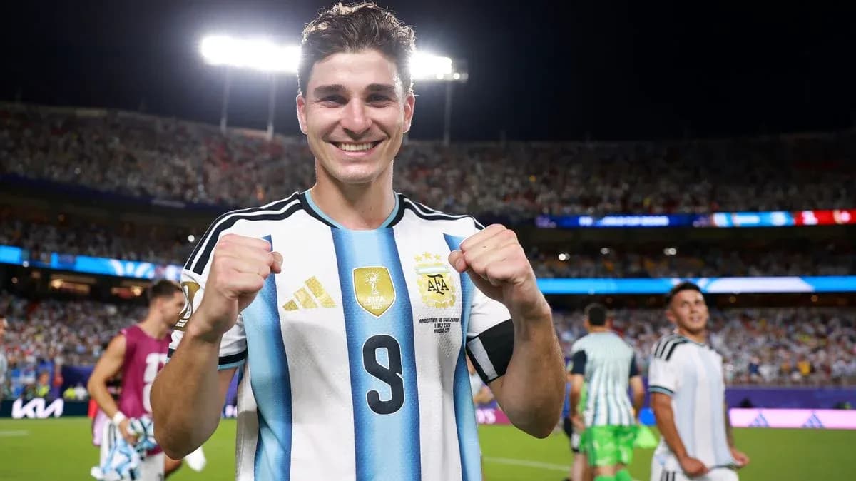 Jugador argentino sonriendo y celebrando en el campo