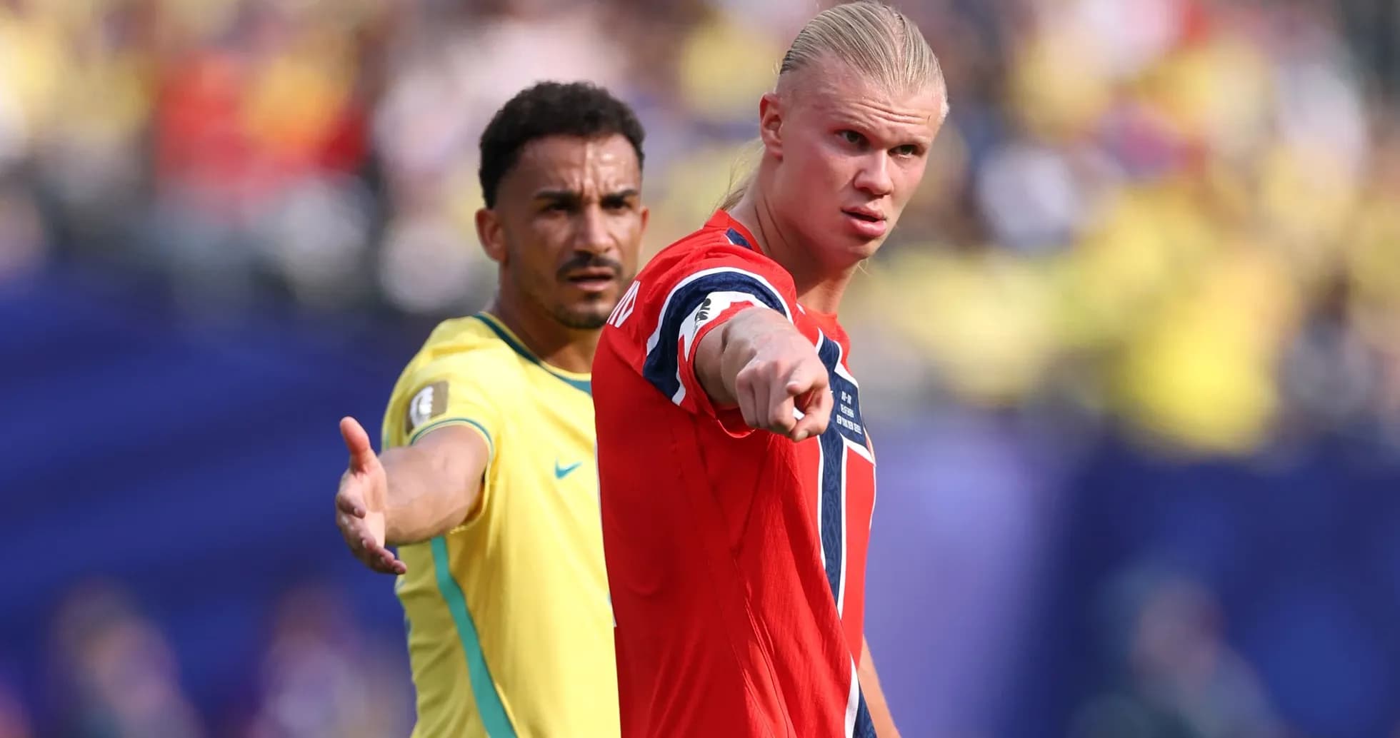 Jugadores de Noruega y Brasil discutiendo en el campo