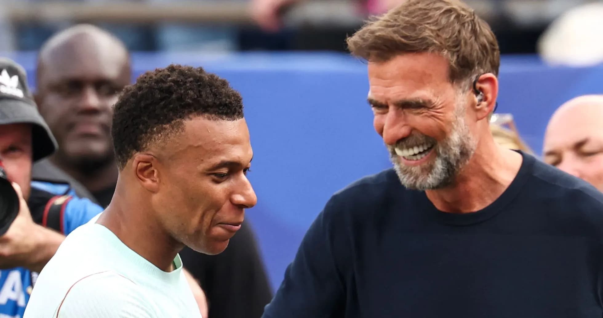 Mbappé y Klopp conversando en evento deportivo