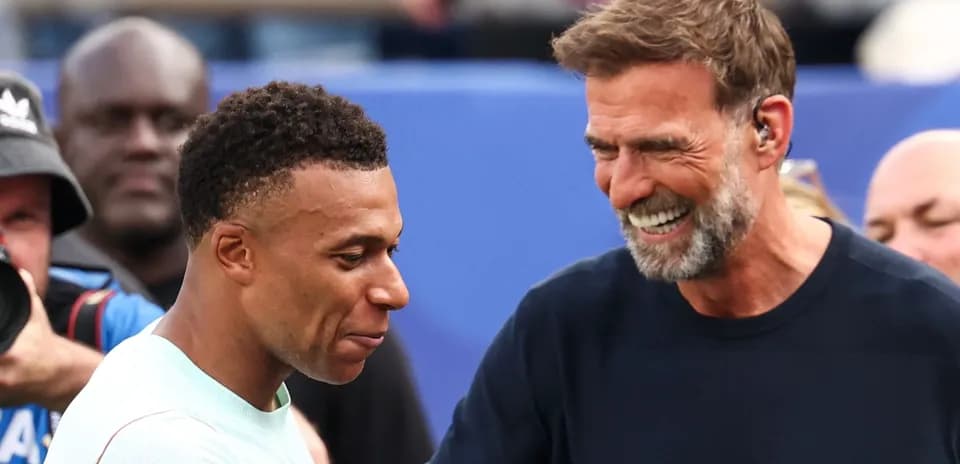 Mbappé y Klopp conversando en evento deportivo