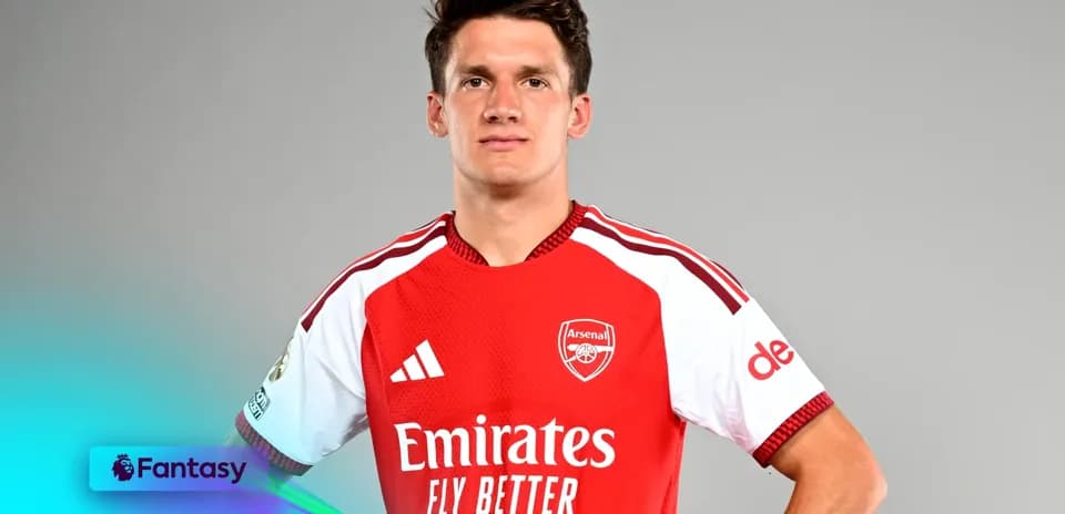 Jugador de Arsenal en uniforme rojo posando para foto