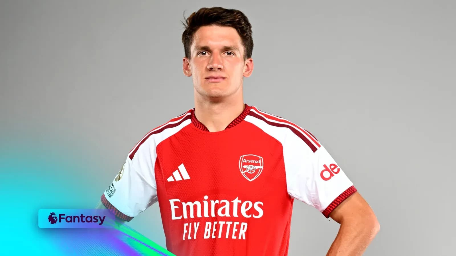 Jugador de Arsenal en uniforme rojo posando para foto