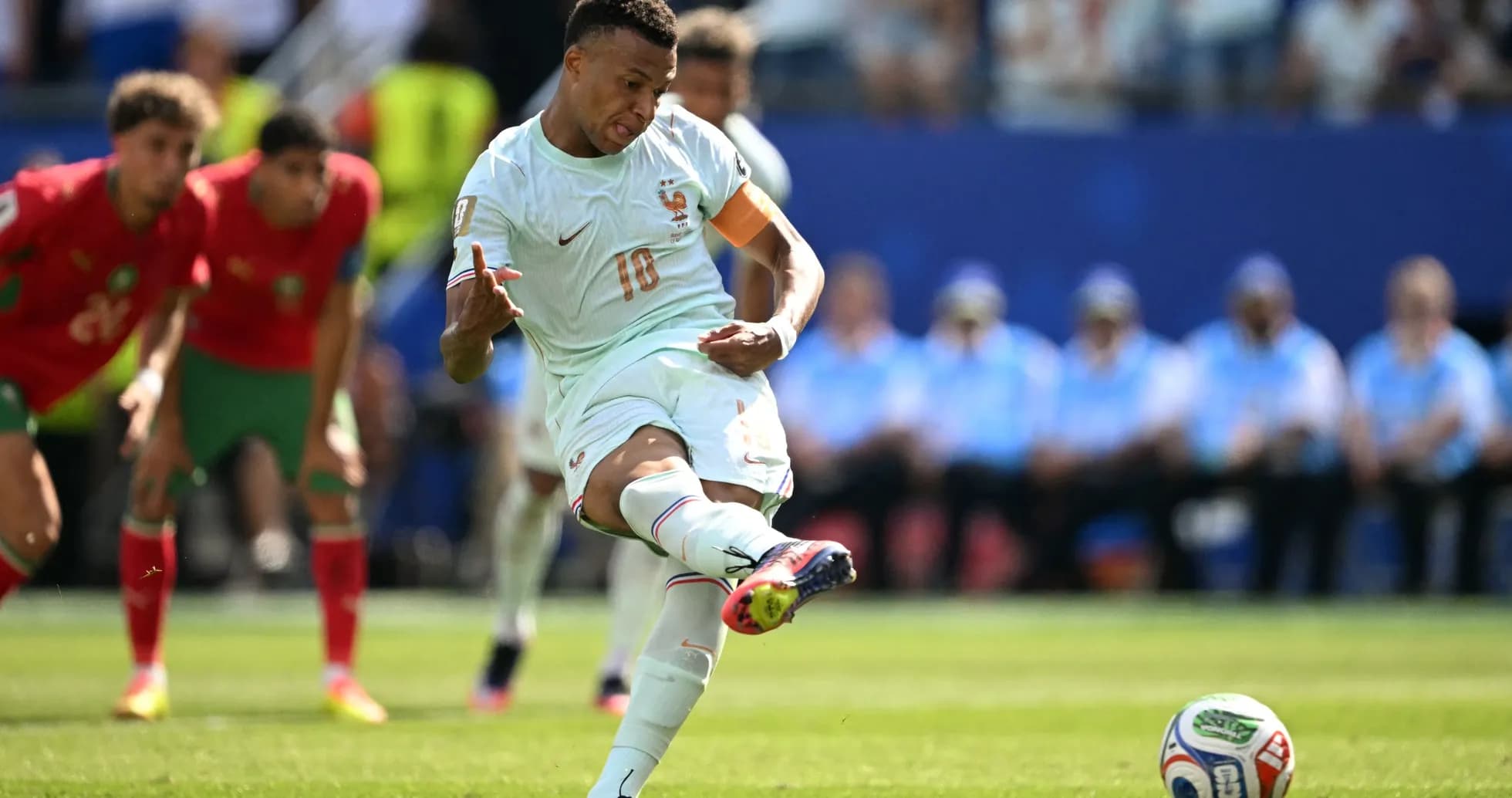 Jugador lanzando un penalti durante el partido