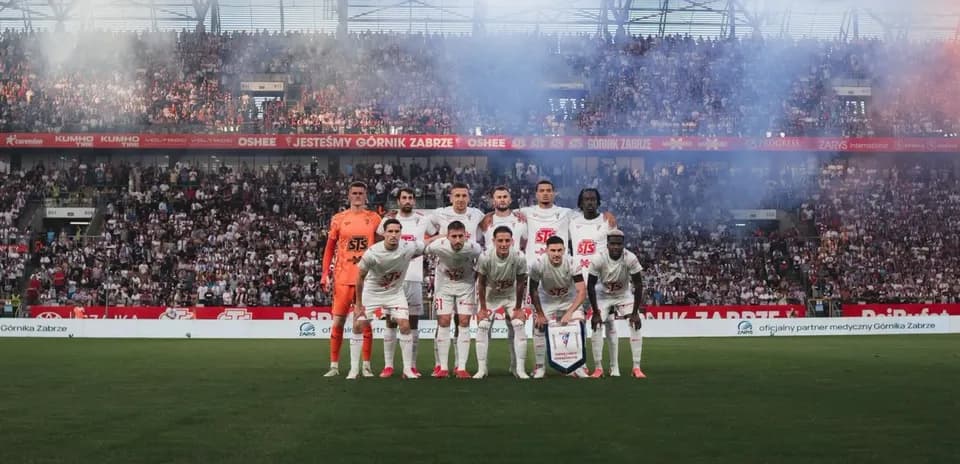 Equipo de Górnik Zabrze posando para la foto