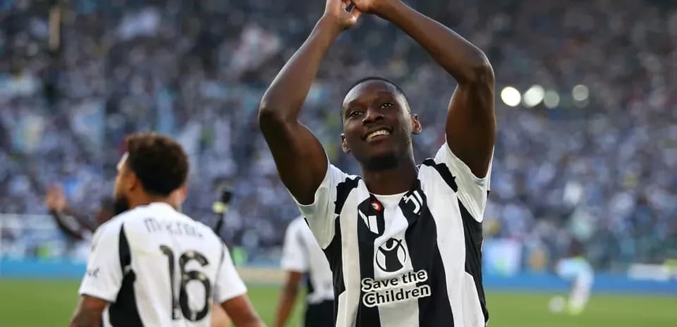 Jugador aplaudiendo a la afición tras el partido