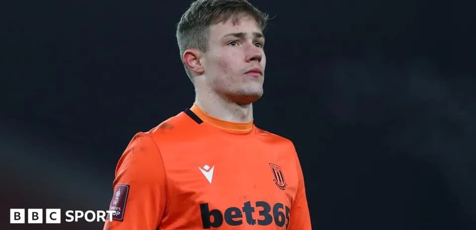 Portero de Stoke City en uniforme naranja durante el partido