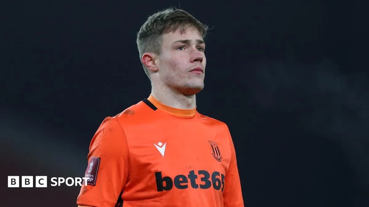 Portero de Stoke City en uniforme naranja durante el partido