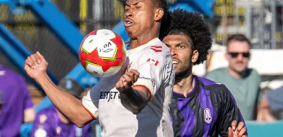 Jugador de Cavalry FC controla el balón en partido