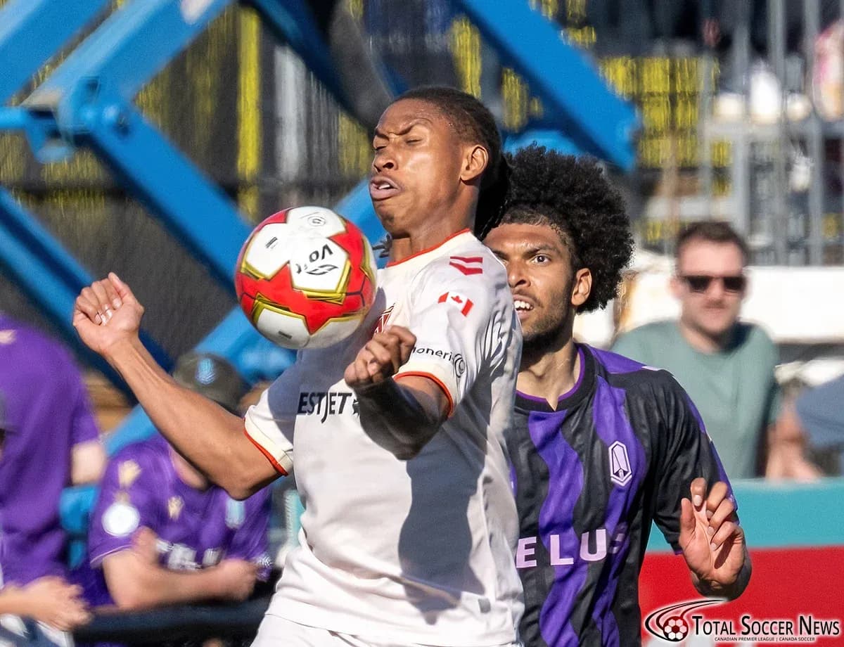 Jugador de Cavalry FC controla el balón en partido