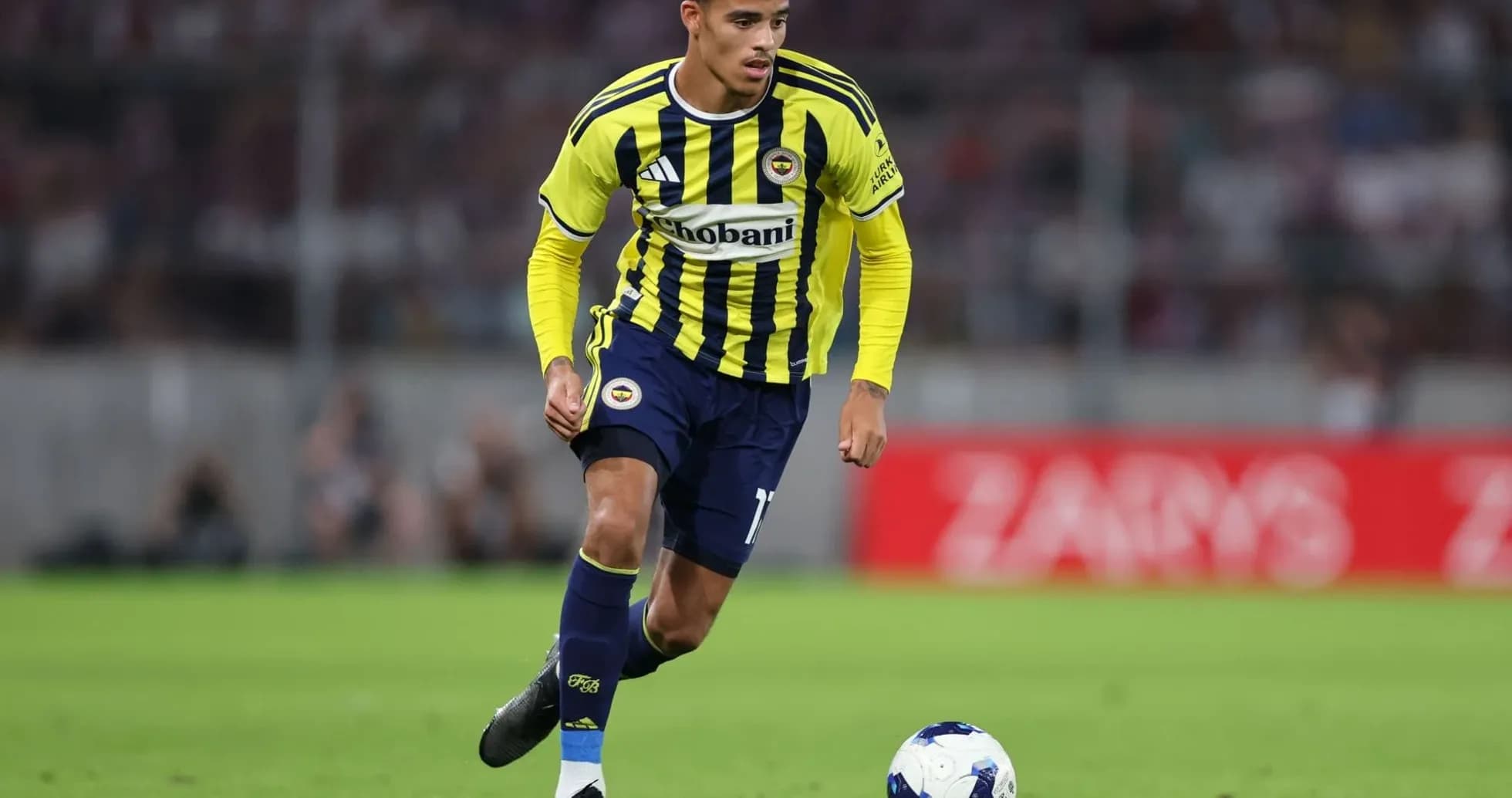 Jugador de Fenerbahçe controlando el balón