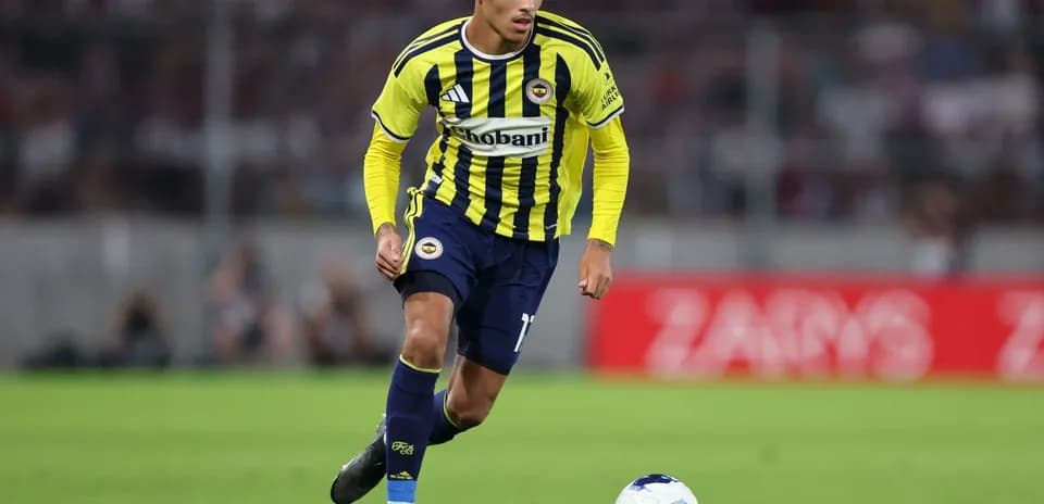 Jugador de Fenerbahçe controlando el balón