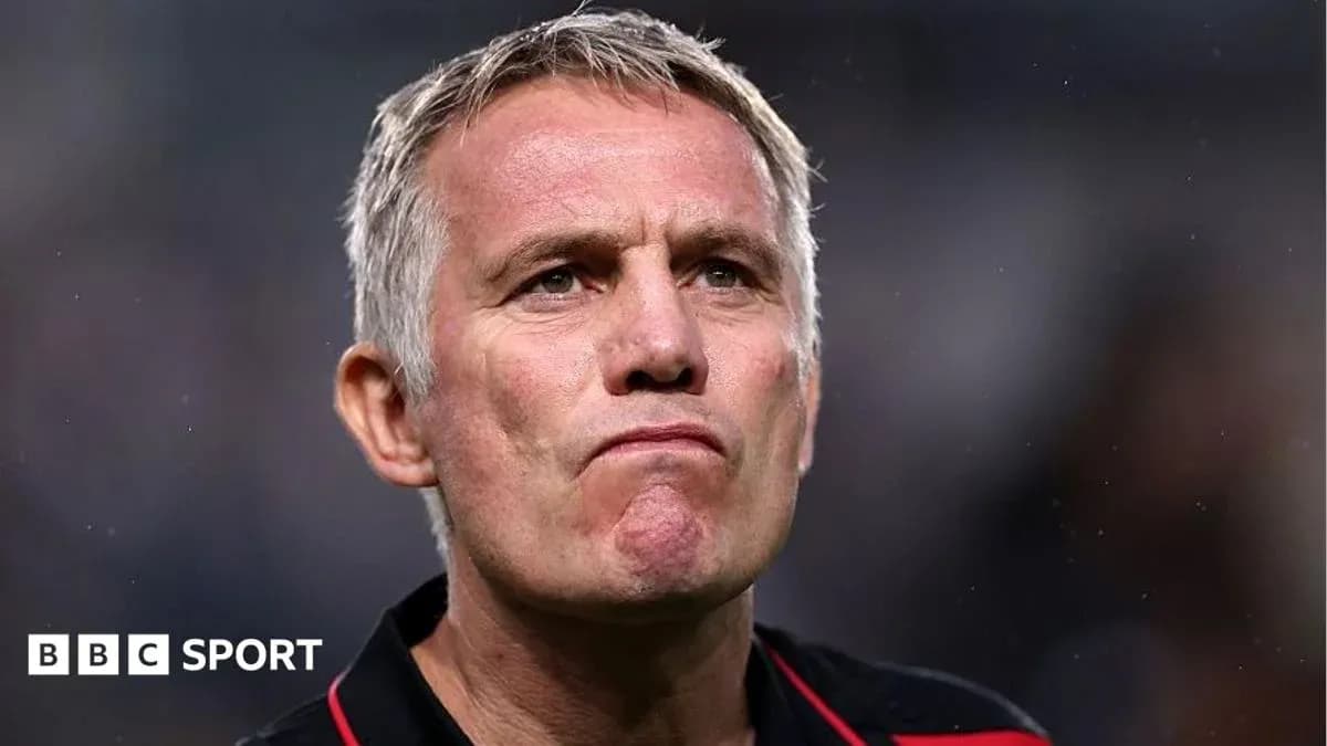 Entrenador mirando con expresión seria durante el partido