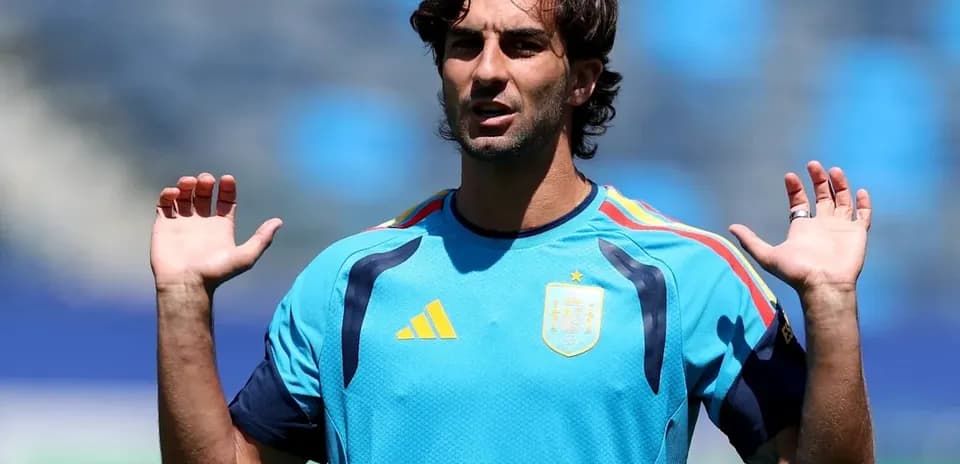 Jugador de España en entrenamiento con manos levantadas