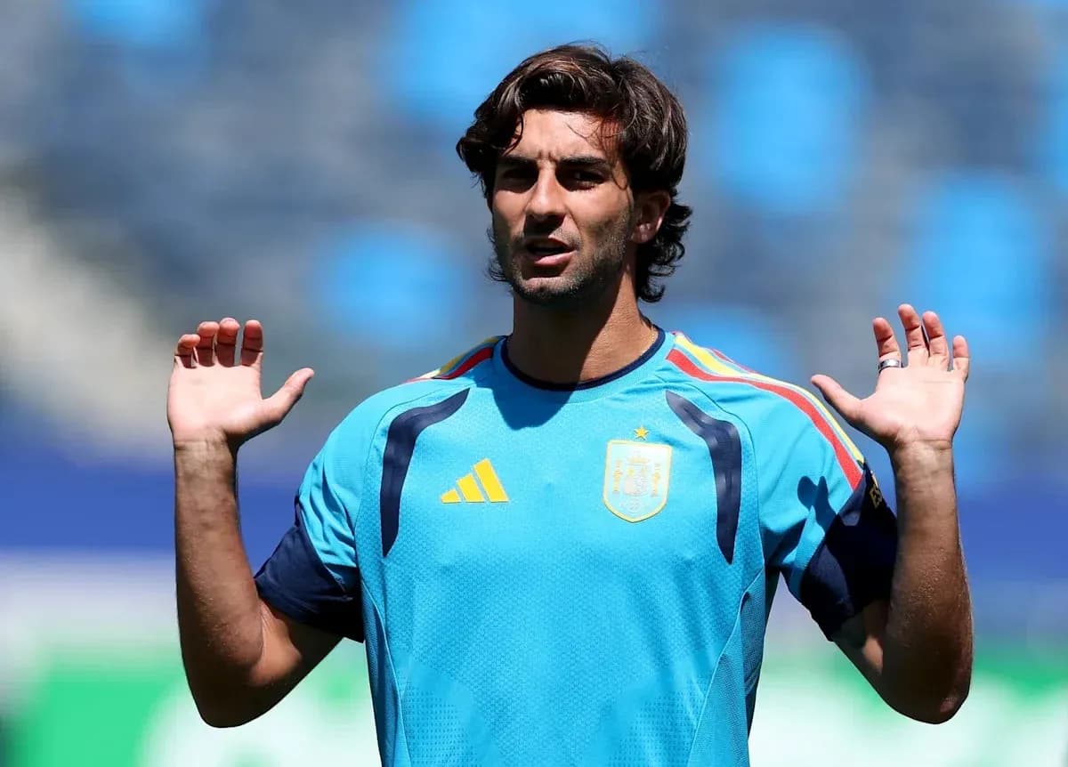 Jugador de España en entrenamiento con manos levantadas