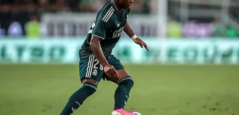 Jugador de Real Madrid controlando el balón en el campo