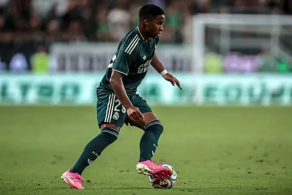 Jugador de Real Madrid controlando el balón en el campo