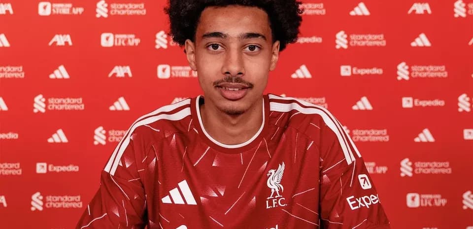 Jugador firmando contrato con Liverpool FC