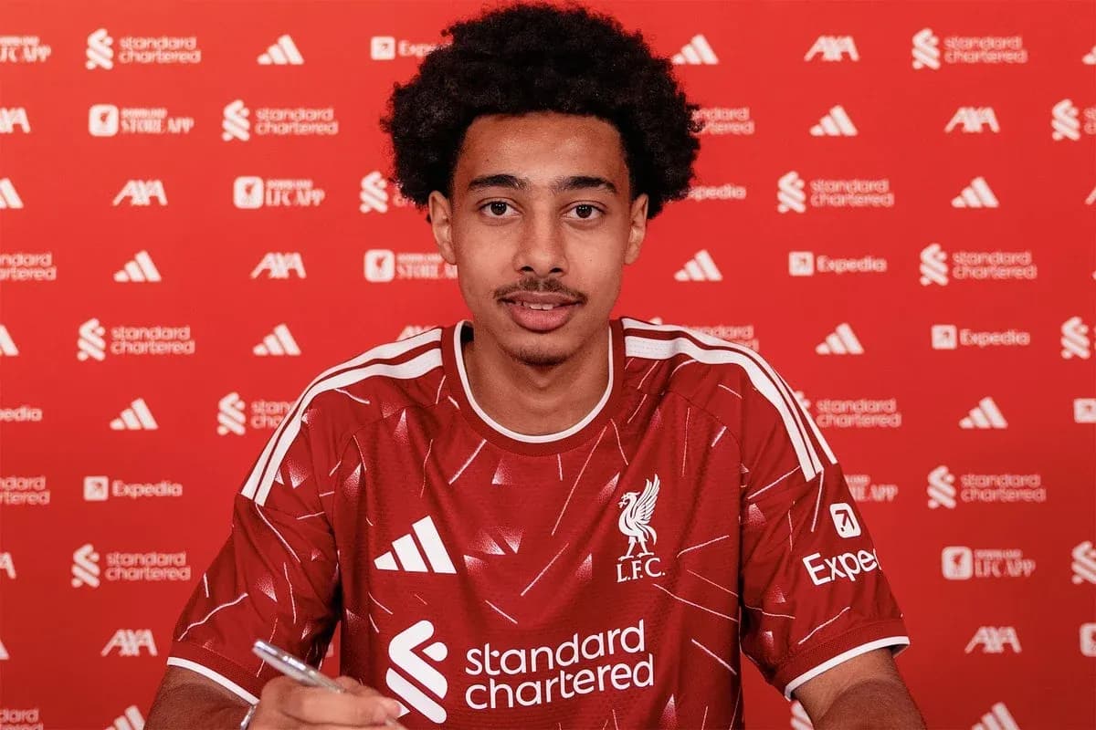 Jugador firmando contrato con Liverpool FC