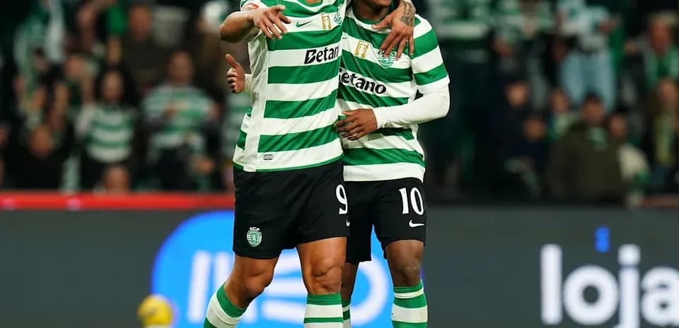 Jugadores de Sporting celebrando un gol en el partido