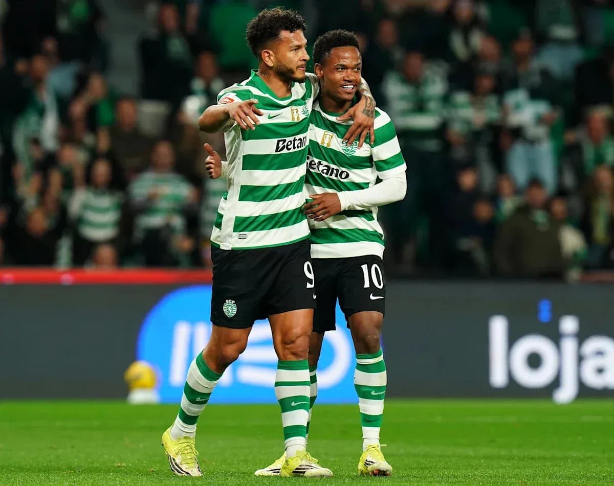 Jugadores de Sporting celebrando un gol en el partido