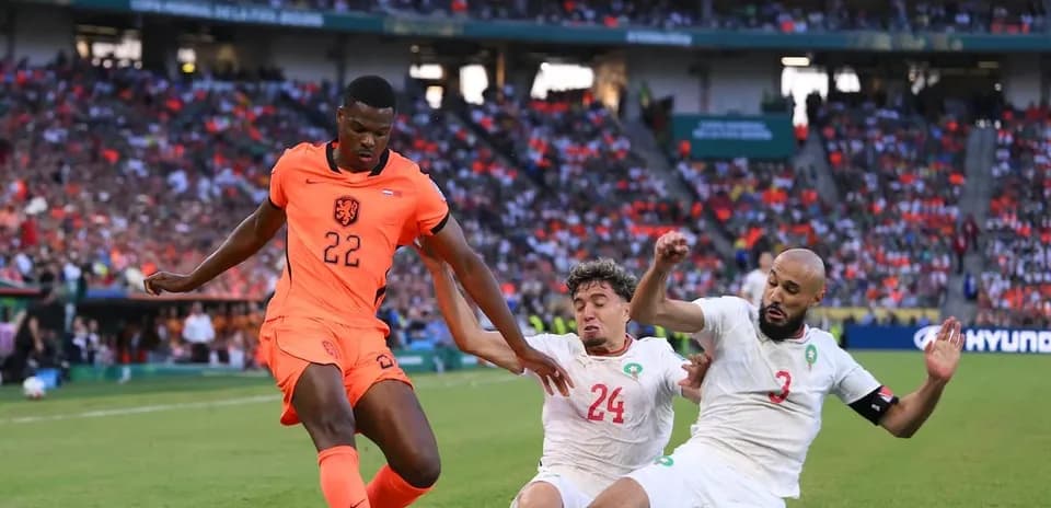Jugador de Países Bajos esquivando a oponentes en partido