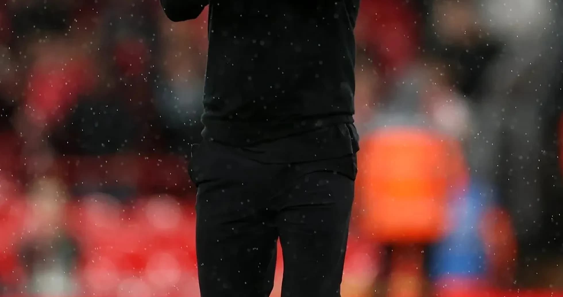 Entrenador aplaudiendo en el campo durante el partido