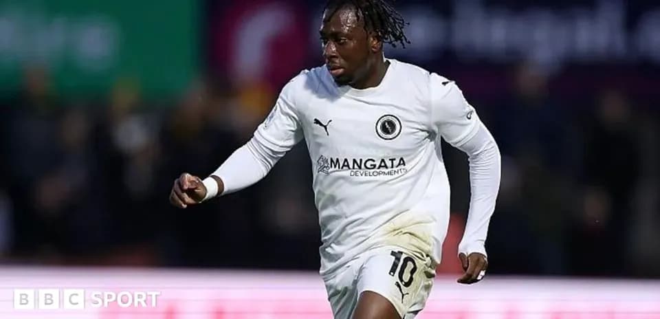 Jugador corriendo con camiseta blanca en el campo