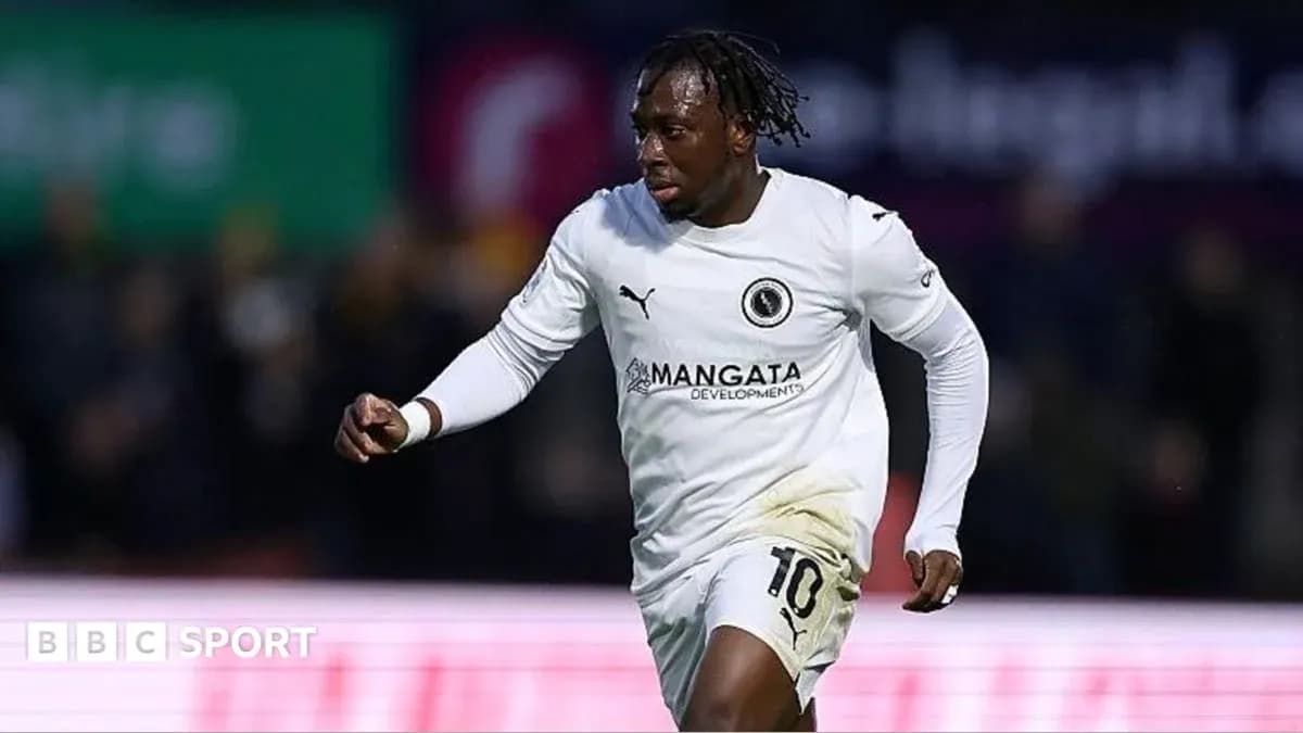 Jugador corriendo con camiseta blanca en el campo
