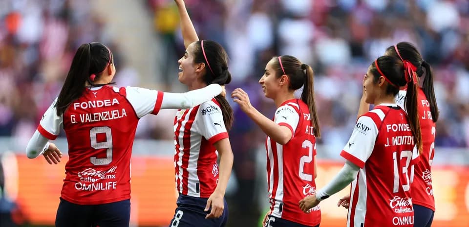 Jugadoras de Guadalajara celebrando un gol
