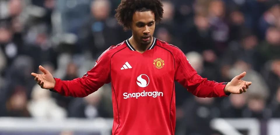 Jugador de Manchester United con brazos extendidos en el campo