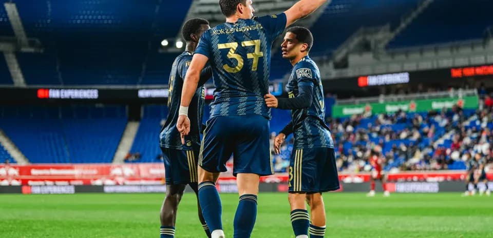 Jugadores del New York RB II celebrando un gol