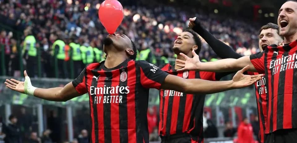 Jugador de AC Milan celebrando con un globo rojo