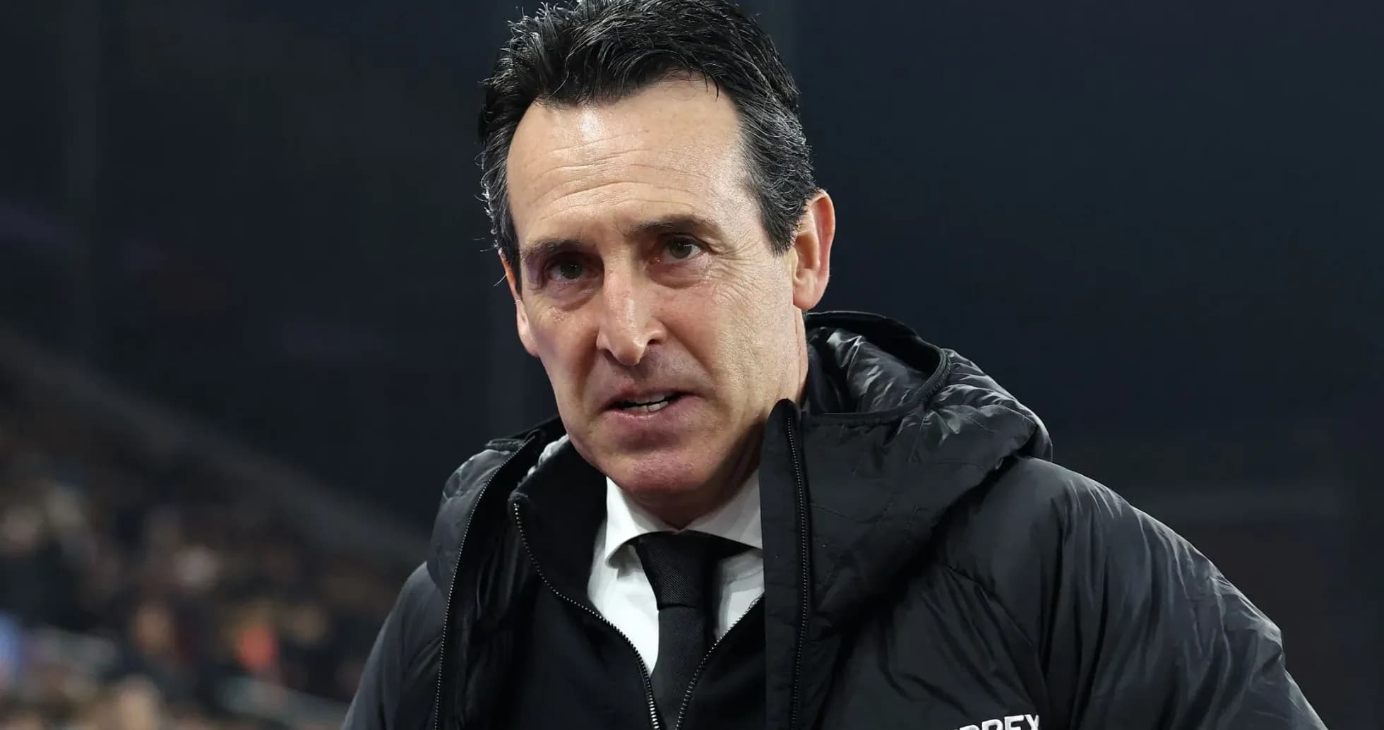 Entrenador en el banquillo durante el partido