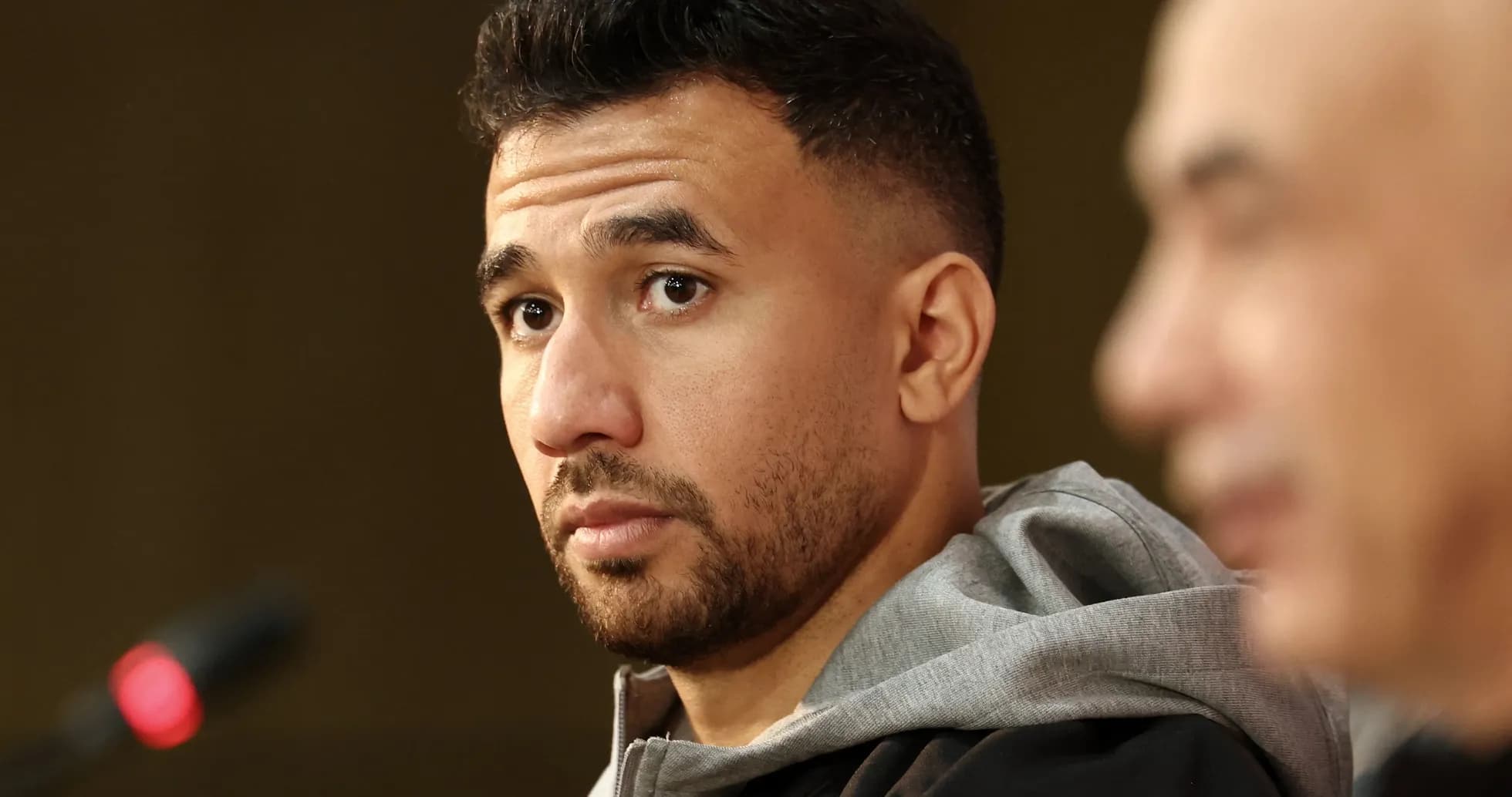 Jugador en conferencia de prensa con micrófono