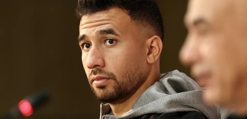 Jugador en conferencia de prensa con micrófono