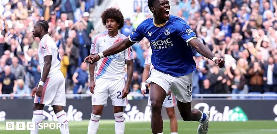 Jugador de Everton celebrando un gol en el partido