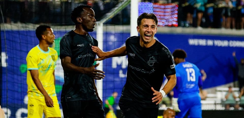 Jugadores de Colorado Springs celebrando un gol