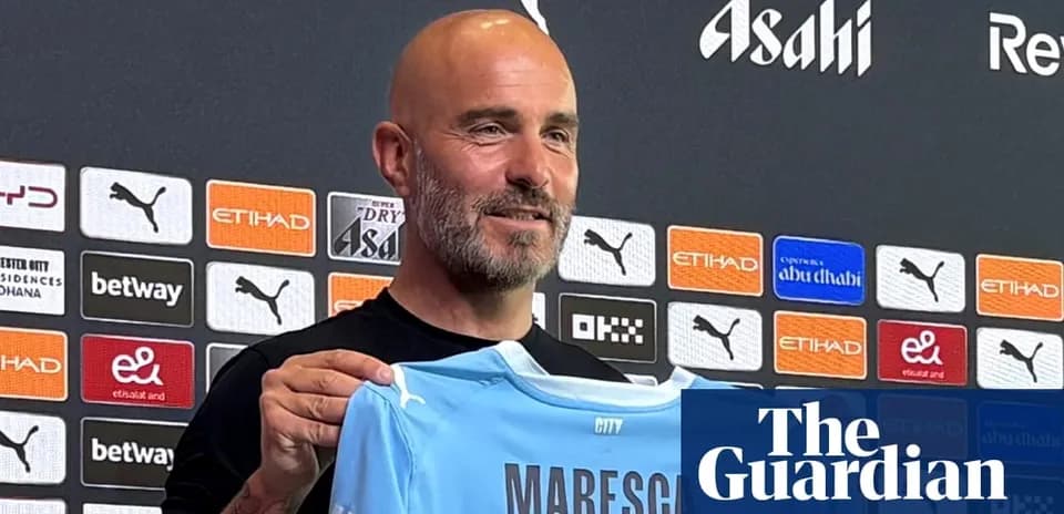 Entrenador presenta camiseta del Manchester City en conferencia