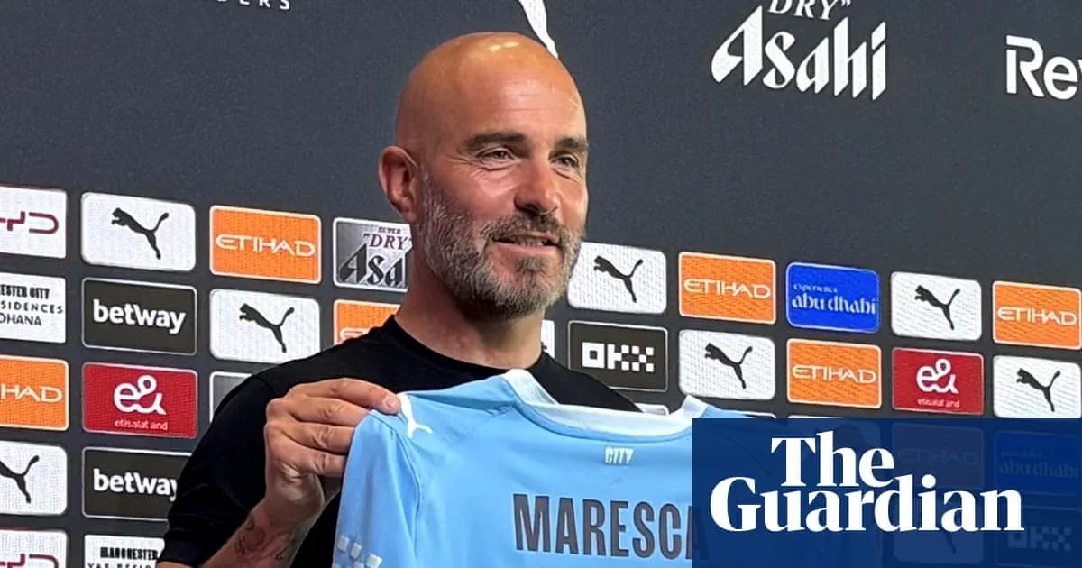 Entrenador presenta camiseta del Manchester City en conferencia
