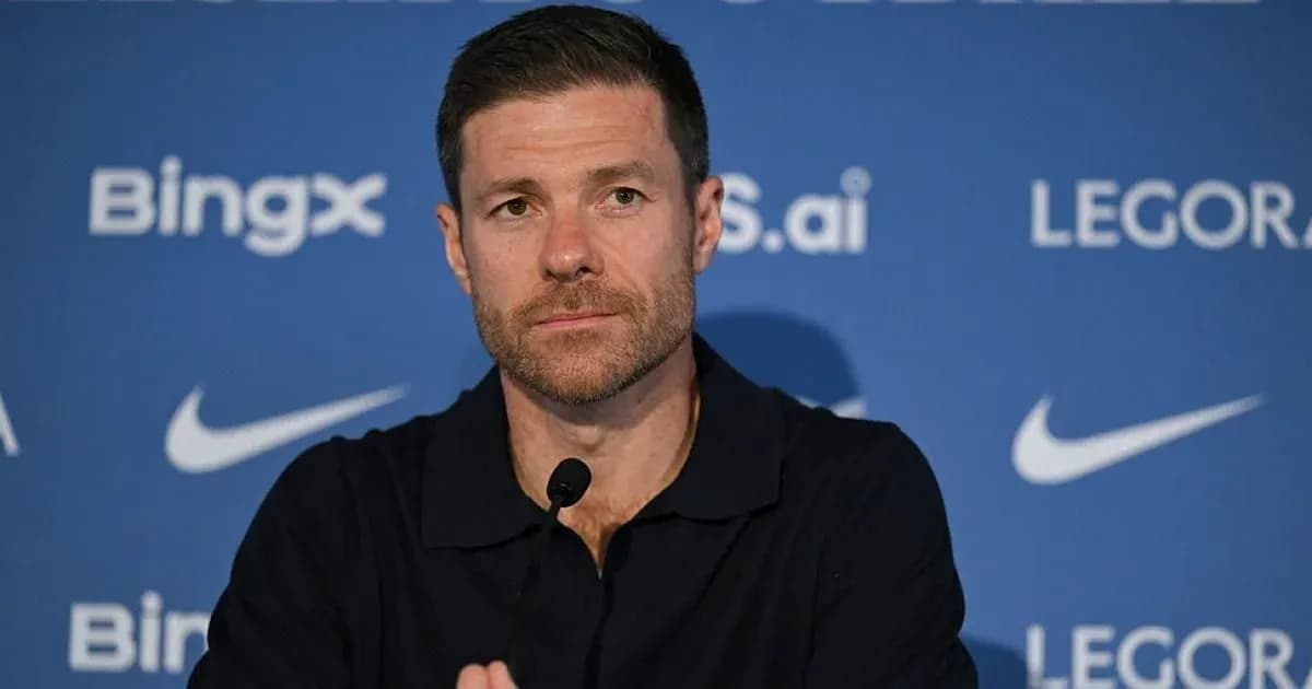 Entrenador en conferencia de prensa ante los medios