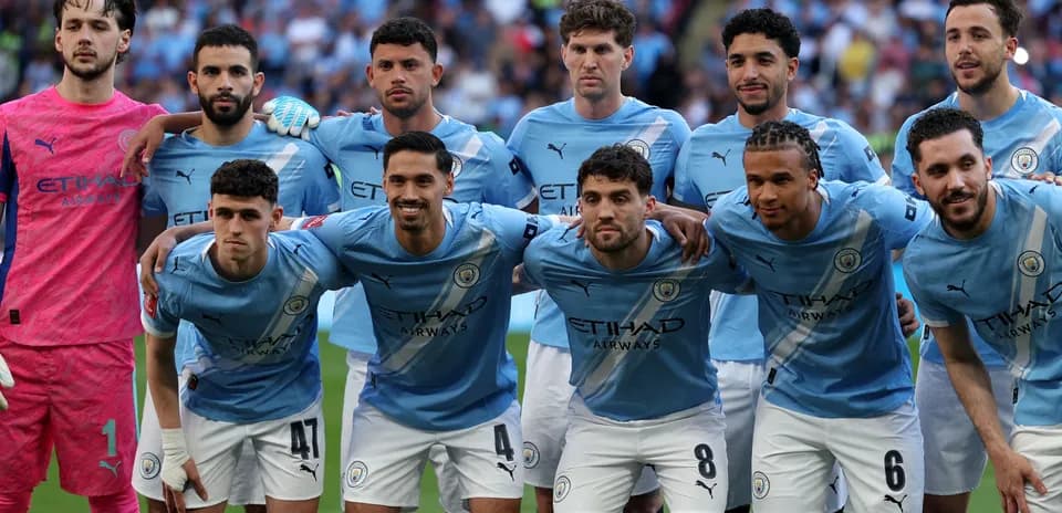 Jugadores de Manchester City posando en equipo