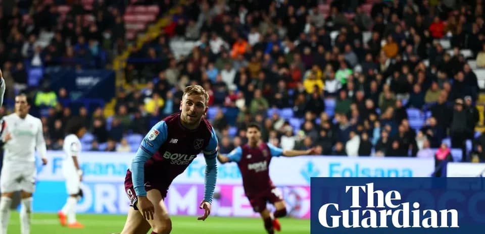 Jugador de West Ham corriendo en el campo de fútbol