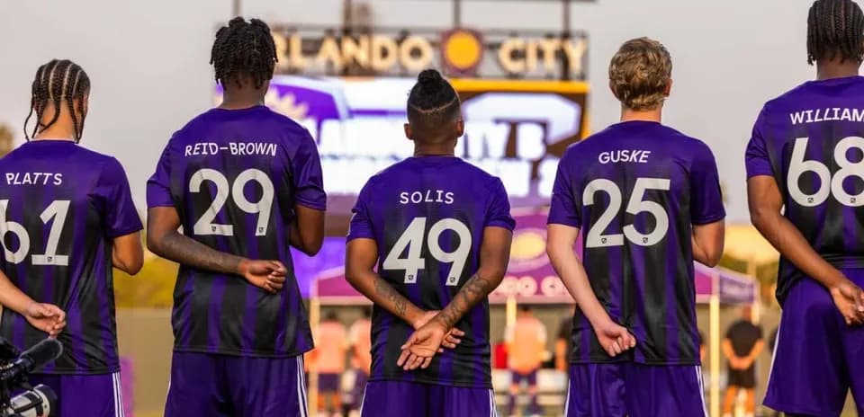 Jugadores de Orlando City II en uniforme